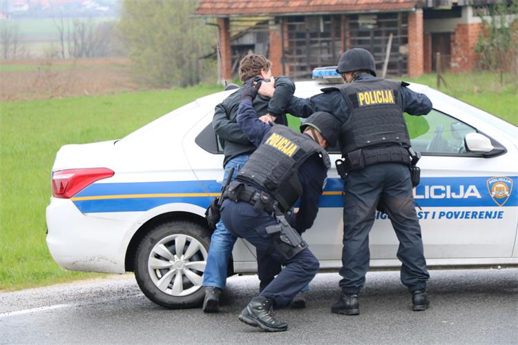 Slika /PU_KZ/Vijesti 2019/Prekogranična potjera1.JPG